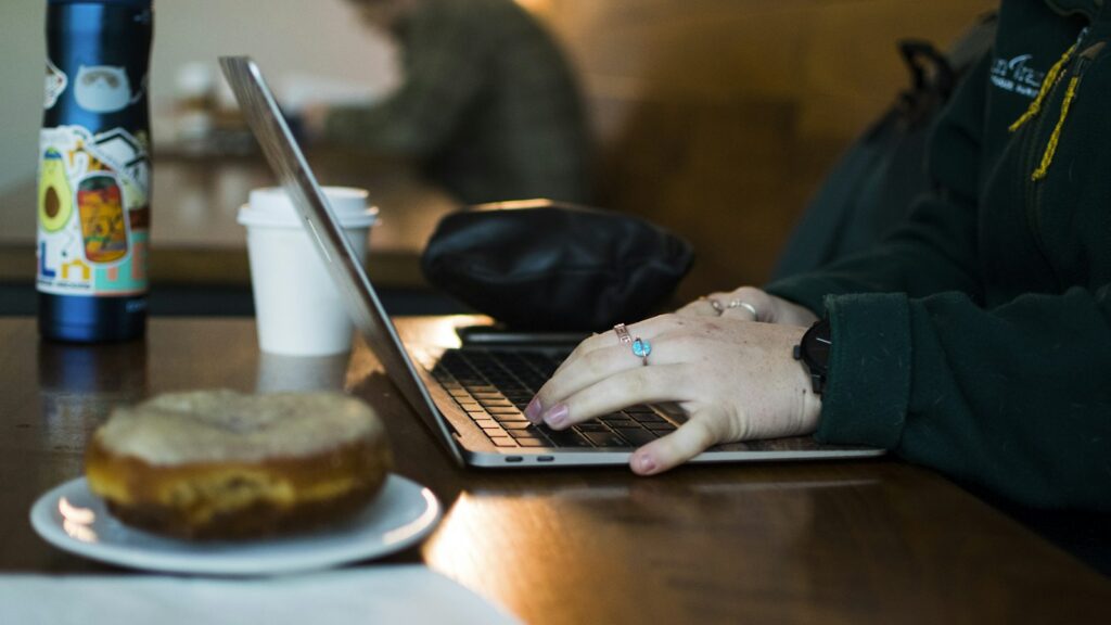 Person som arbetar vid en laptop