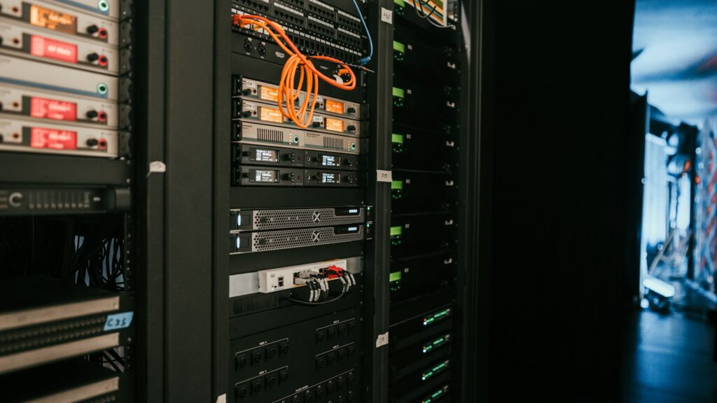 Serverrack i ett serverrum